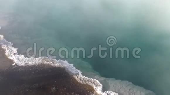 惊人的空中4k自然景观拍摄黄石平静的湖泊森林间歇泉视频的预览图