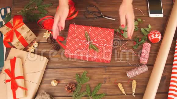 女士包装礼品盒与装饰项目在木桌上关闭顶部视图视频的预览图