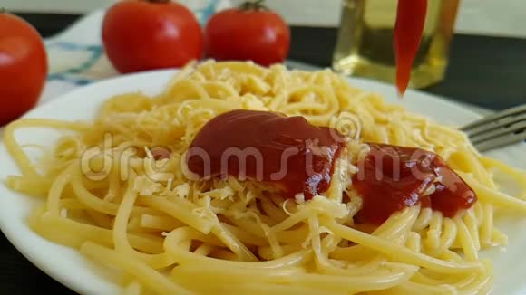 意大利细面板番茄酱倒入奶酪美味的慢动作视频的预览图
