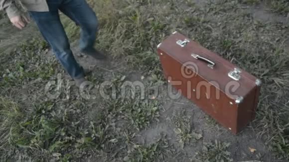 一个带着旧行李箱的步行者的特写镜头视频的预览图