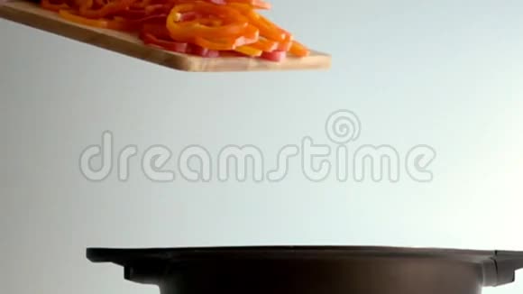 切下的辣椒从切割板掉进锅里视频的预览图