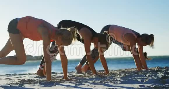 女子排球运动员在沙滩上练习瑜伽视频的预览图