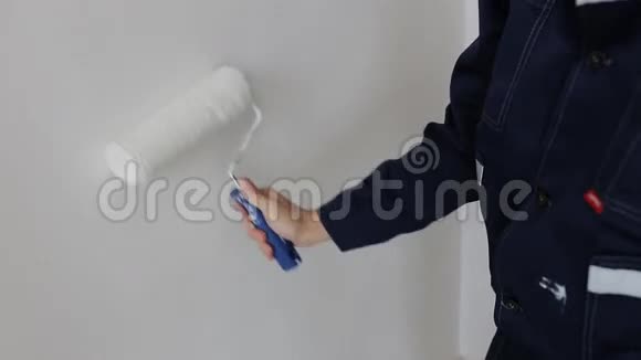 工人在工作用滚筒粉刷墙壁视频的预览图