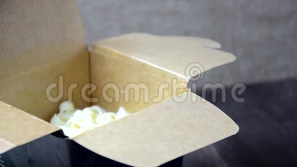 纸板箱里的韩国面条在孤立的背景下取出视频的预览图