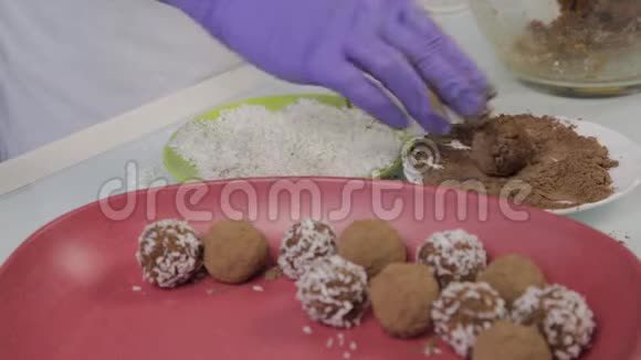 在家准备手工巧克力糖果糖果师做甜点装饰和制作巧克力圆饼视频的预览图