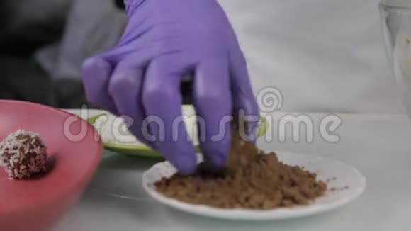 在家准备手工巧克力糖果糖果师做甜点装饰和制作巧克力圆饼视频的预览图