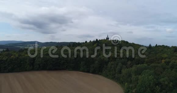 波西米亚西部景观与村落空中视频视频的预览图