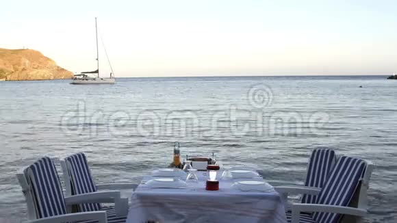 海边浪漫的餐桌视频的预览图