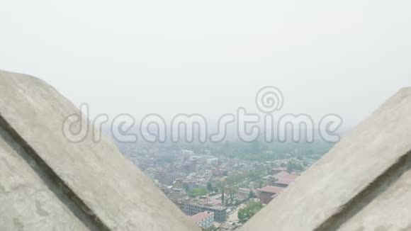 从尼泊尔古老的Sawayambhunath猴子寺庙俯瞰加德满都市视频的预览图