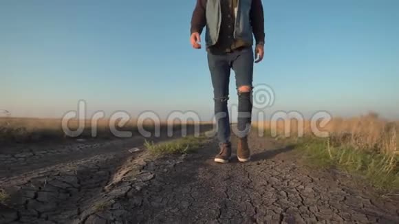 一个无名男子走在乡间小路上视频的预览图