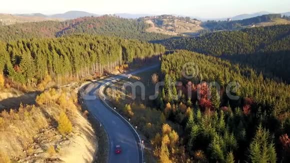 鸟瞰蛇形道路及山体景观喀尔巴阡山脉视频的预览图