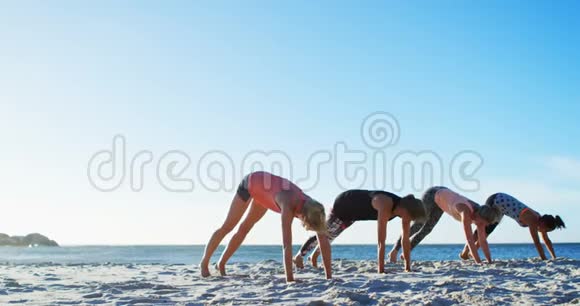 女子排球运动员在沙滩上练习瑜伽视频的预览图