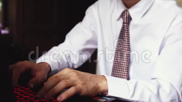 关闭商人手在笔记本电脑上打字在办公室工作的年轻人3840x2160视频的预览图