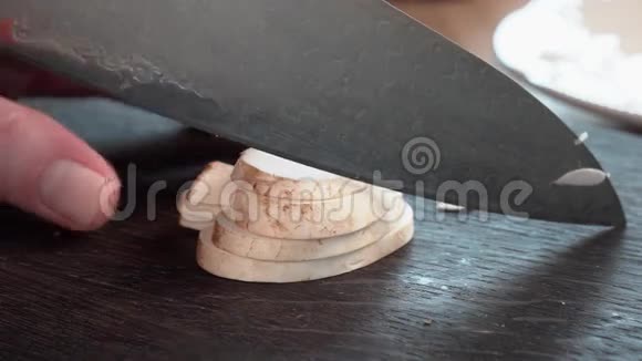 刀精切蘑菇视频的预览图