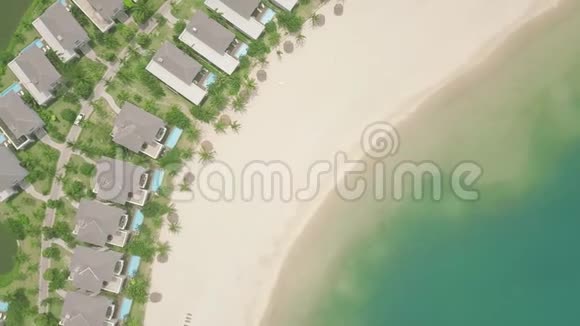 无人机观海滨旅游度假别墅拥有豪宅和游泳池的豪华别墅位于蔚蓝的大海上视频的预览图