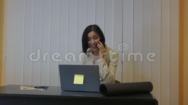 可爱的女性成人在手提电脑上工作视频的预览图