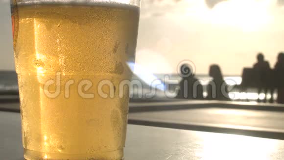 一杯啤酒坐着的人看着太阳视频的预览图