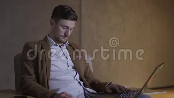 商人正在用笔记本电脑完成工作然后睡着了视频的预览图