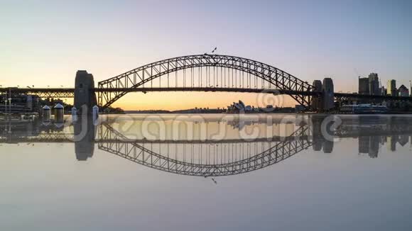 美丽的日出之夜到白天在悉尼有反射效果视频的预览图