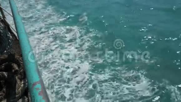 从船上俯瞰海浪渡船把水变成美丽的泡沫唤醒高清慢行泰国视频的预览图