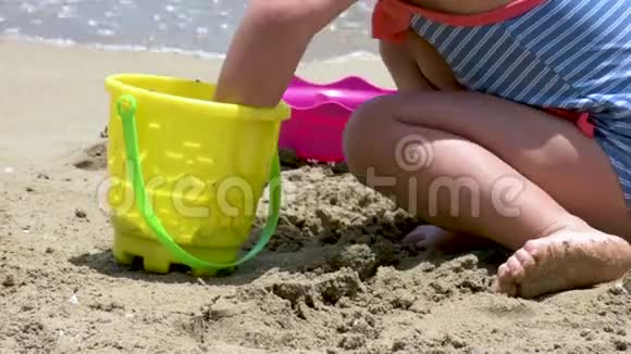 一个女孩在沙滩上建造城堡视频的预览图