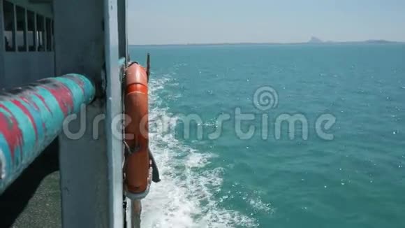 渡船侧景与救生圈和海浪高清慢动作背景泰国视频的预览图
