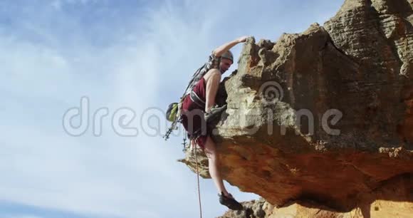 登山者用绳子在山上爬视频的预览图