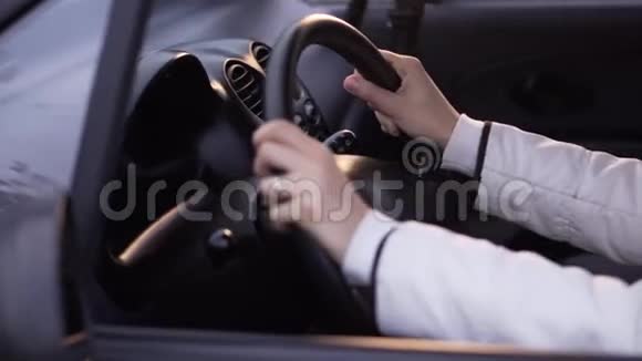 靠近坐在汽车驾驶座上的年轻美女视频的预览图