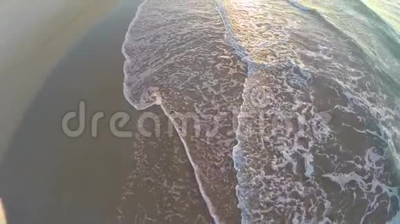 日出潮流潮气潮滑入沙滩视频的预览图