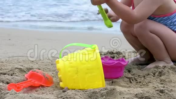 一个女孩在沙滩上建造城堡视频的预览图