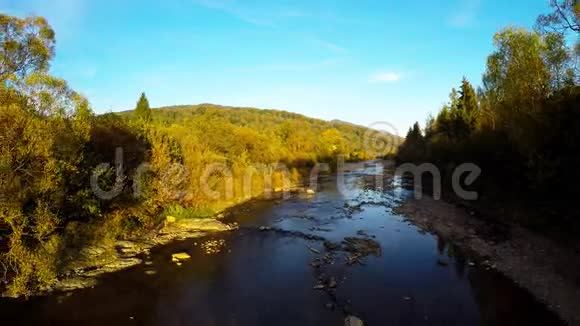 飞越波兰山脉清澈的河流视频的预览图