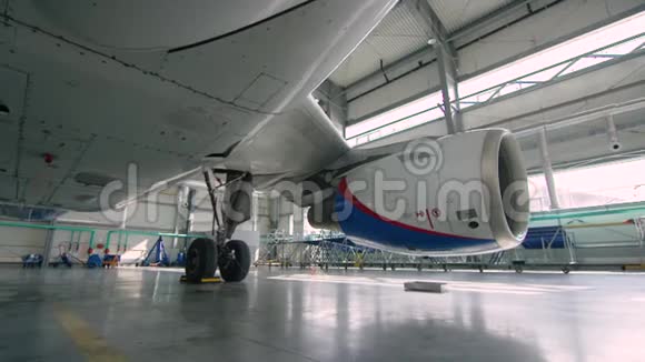机库里的飞机引擎飞机涡轮机的细节飞机在机库飞机发动机在重型维修下视频的预览图