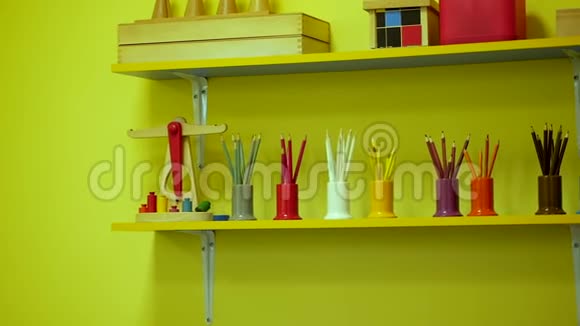 塑料支架中的彩色铅笔一套架子上的杯子视频的预览图