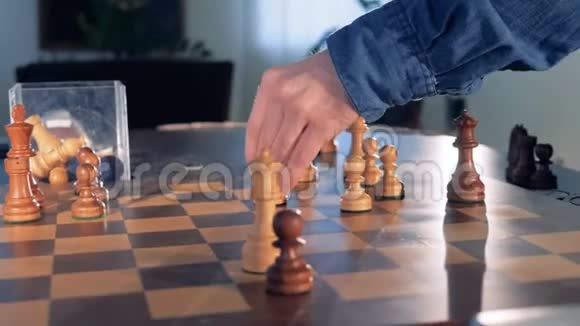 人与机器人之间的象棋游戏视频的预览图