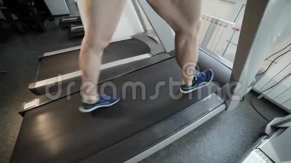 跑步机上的心脏训练视频的预览图