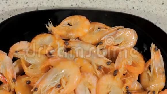 做虾仁准备好的虾躺在盘子里相机顶部视图的移动视频的预览图