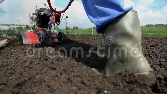 带着橡胶靴在泥土中缓慢行走视频的预览图