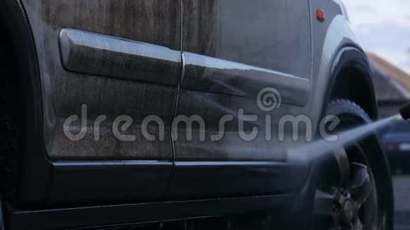 手动洗车外加加压水很脏的车4K视频的预览图