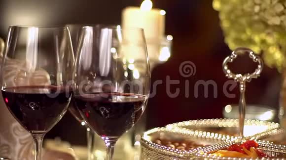 眼镜在晚上在餐厅的桌子上视频的预览图