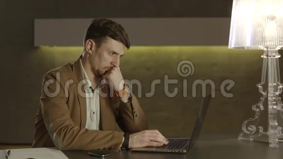 商人专注于他的笔记本电脑的屏幕视频的预览图