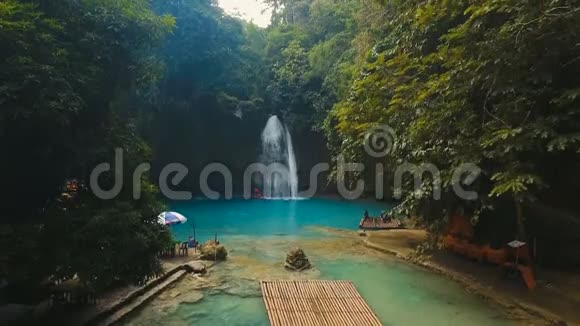 美丽的热带瀑布卡瓦桑瀑布菲律宾宿务岛视频的预览图