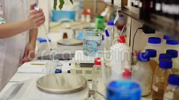 现代实验室烧杯中染料的溶解视频的预览图