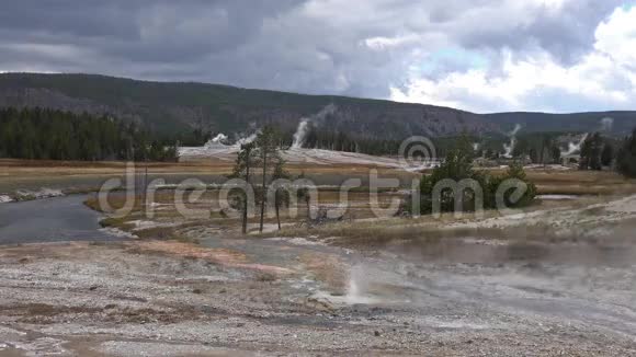 黄石国家公园美丽的景观古老的热间歇泉在4k喷发视频的预览图