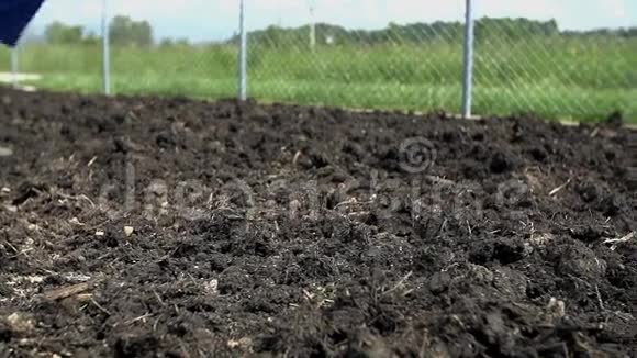 带靴子的园丁在农家肥上行走视频的预览图