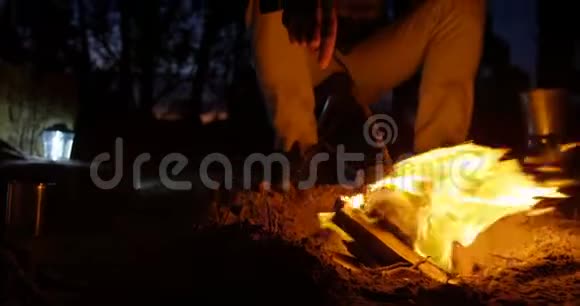 坐在森林篝火旁的人视频的预览图