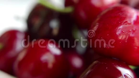 一杯成熟的红樱桃视频的预览图