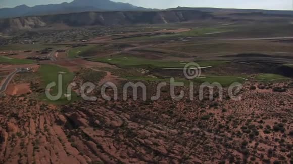 高空沙漠高尔夫球场航拍镜头视频的预览图