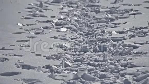 白雪覆盖的冰像抽象的冬天背景视频的预览图