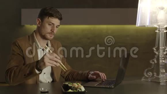欧洲商人用筷子吃寿司视频的预览图