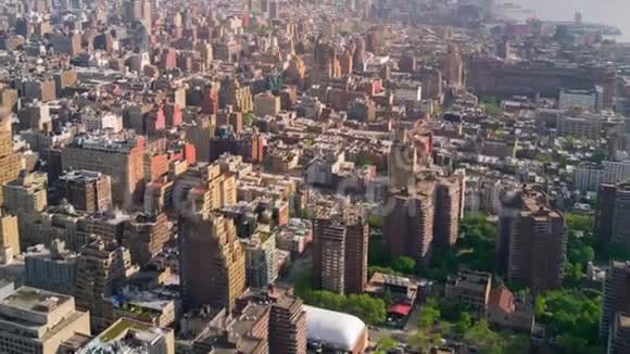 纽约曼哈顿的鸟瞰图高楼大厦晴天空中时差视频的预览图